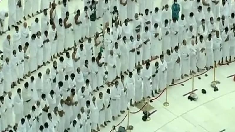 شاهد.. المصلون يؤدون صلاة العصر في المسجد الحرام وسط أجواء غائمة