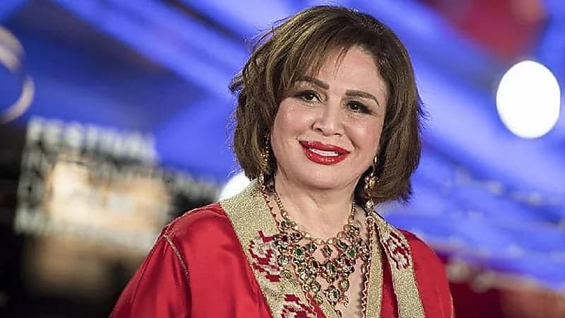 إلهام شاهين توجه رسالة لرافضي "القبلات والأحضان"