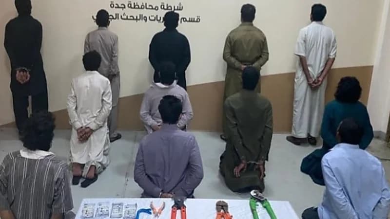 ضبط 12 مقيمًا سرقوا كيابل نحاسية من مقر مشروع في جدة
