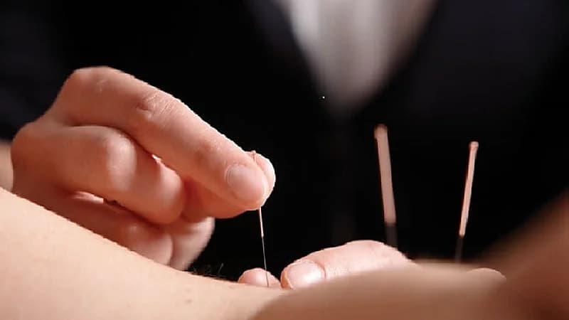 تحذير من مقطع متداول عن وخز الإبهام وأطراف الأصابع لخفض ضغط والصداع