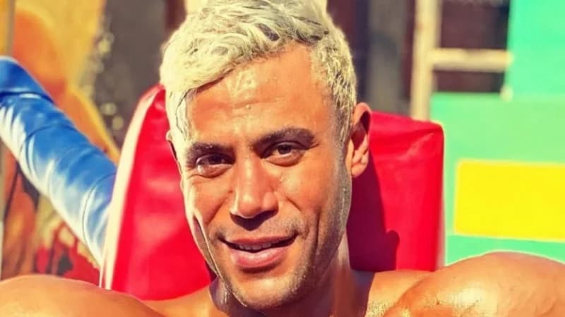 محمد إمام يكشف سبب ظهوره بشعر لونه أصفر فاتح