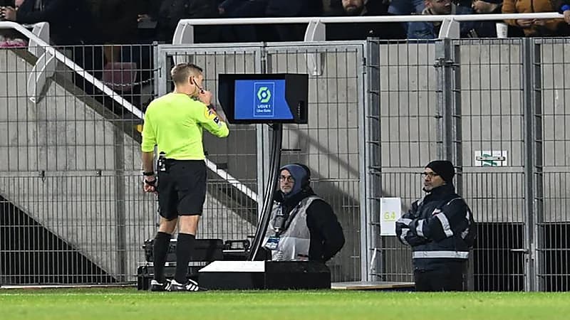 رسميا .. إعلان قراراتهم الحكام المعتمدة على الـ "فار" عبر الميكروفون