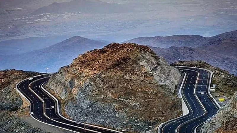 إعادة فتح طريق الهدا بعد توقف الأمطار وارتفاع الضباب