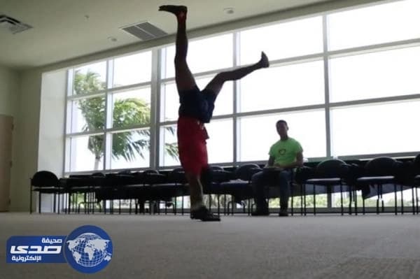 بالفيديو.. شاب يكسر الرقم القياسي لغينيس بالسير على يديه 3 أميال