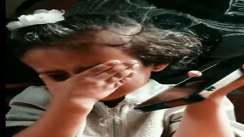 طفلة تنفجر في البكاء حزناً على عصافيرها وتخطف القلوب.. فيديو