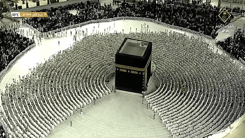 بالفيديو.. حشود غفيرة من المصلين يؤدون صلاة العشاء في جو روحاني بالحرم المكي
