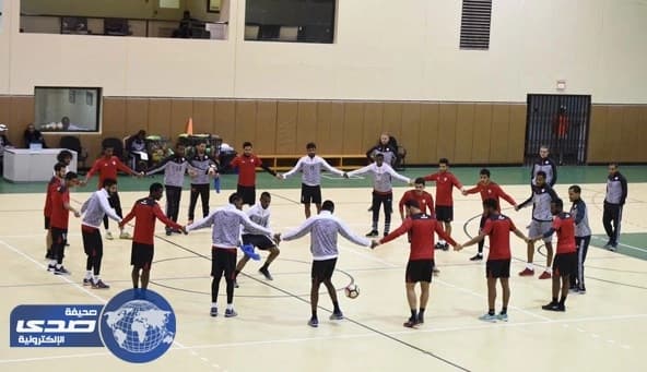 بالصور.. الأمطار تجبر الشباب على المران بالصالة الداخلية