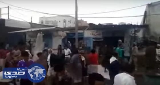 بالفيديو .. آثار سقوط صاروخ حوثي علي سوق شعبي بمأرب