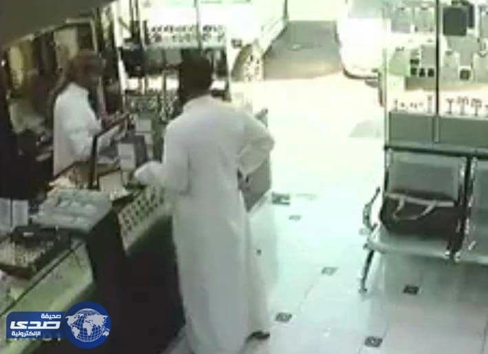 بالفيديو .. لص يغافل بائعا ويسرق جوالا من محل تجاري في جدة