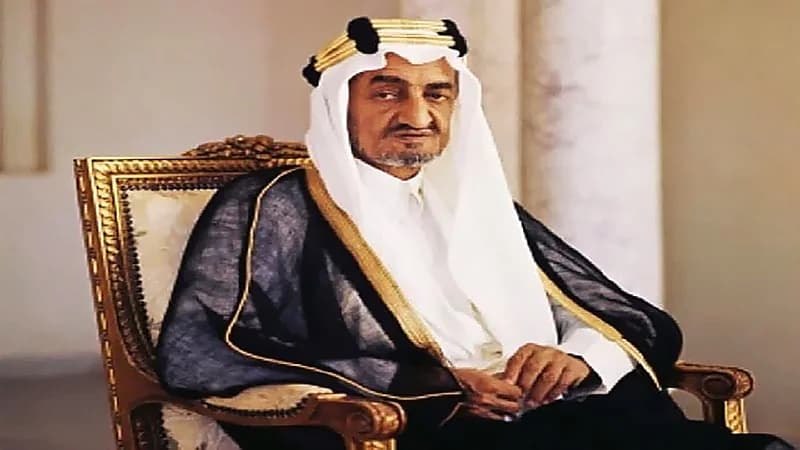 فيديو نادر.. الملك فيصل يلقن الإعلام درسًا قاسيًا