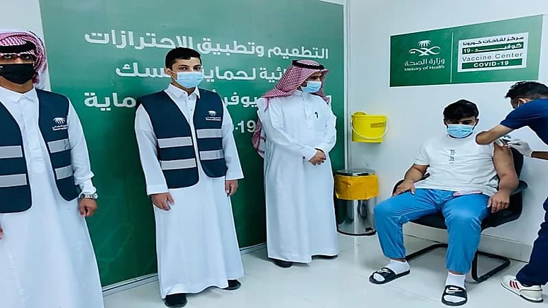 بالصور.. إقبال كبير على مراكز اللقاحات من الفئة العمرية «12 - 18» عامًا بالحدود الشمالية