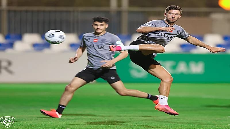 الهلال يجري تدريباته على فترتين استعدادا لمنافسات الموسم "صور"