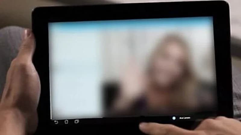 رجلان يصوران امرأة في أوضاع مخلة بهدف ابتزازاها