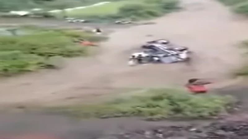 شاهد.. قائد مركبة متهور يقتحم مجرى سيل جارف ويتسبب في مصرع امرأة وطفلتها
