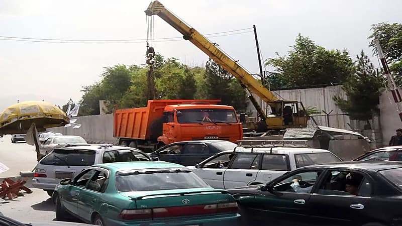 إزالة الحواجز والجدران الخرسانية في شوارع كابل بسبب الزحام "صور"