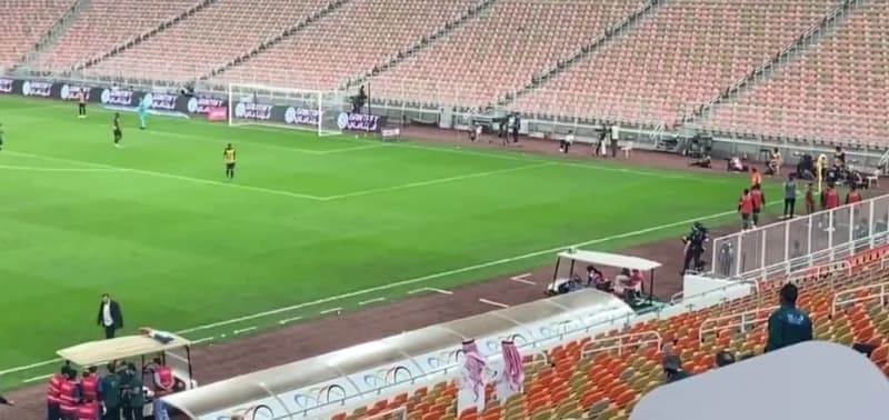 شاهد.. غضب مسلي آل معمر ونائبه على حكم المباراة