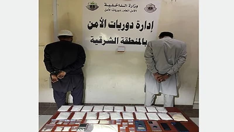 القبض على مقيمَيْن بحوزتهما 2.1 كيلو جرام من مادة الشبو
