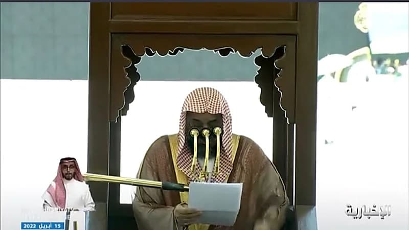 بالفيديو … خطيب المسجد الحرام باكيًا: انتصف شهر رمضان فاغتنموا ما بقي منه