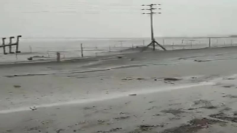 شاهد.. أمطار غزيرة ورياح تسقط أعمدة الكهرباء بالطائف