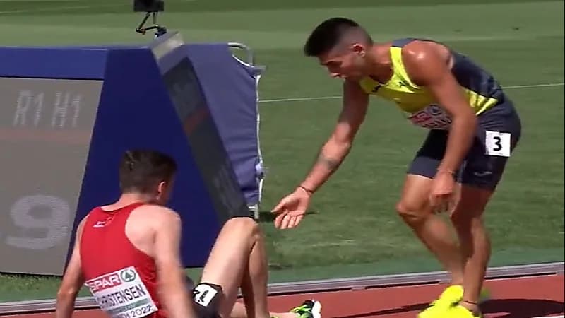 عداء يحظى بإعجاب الجمهور رغم وصوله في نهاية السباق .. شاهد ما فعله مع زميله