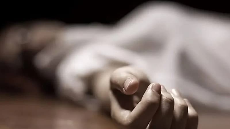 أم تعذب ابنتها حتى الموت لمنعها من الارتباط بشاب