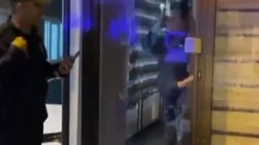سيدة تستنجد بالشرطة بعدما علقت داخل مقهى