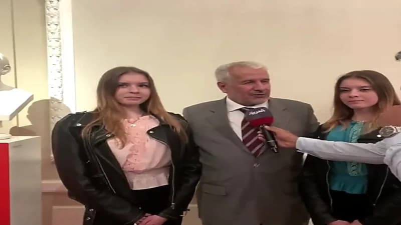 بعد 17عاماً من عملية الفصل.. طبيب سعودي يلتقي التوأم السيامي البولندي (فيديو)