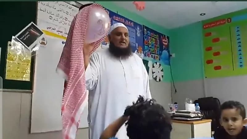 شاهد.. معلم يبتكر طريقة جديدة لتسهيل الشرح لطلابه