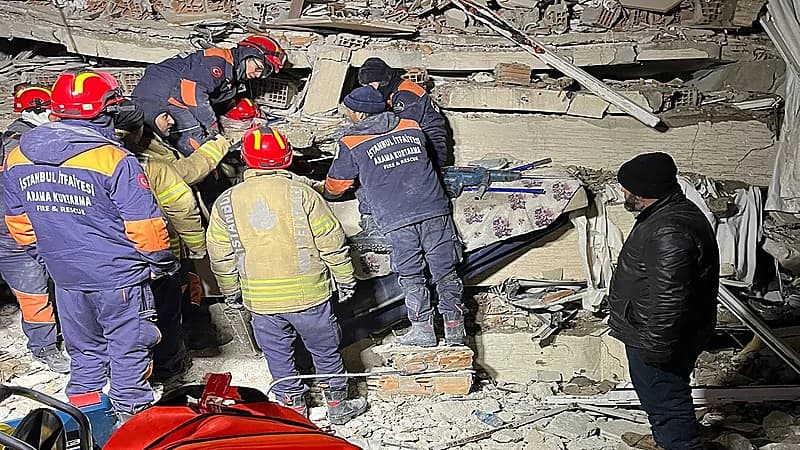 فيديو..انتشال فتاة بعد أكثر من 200 ساعة تحت الأنقاض