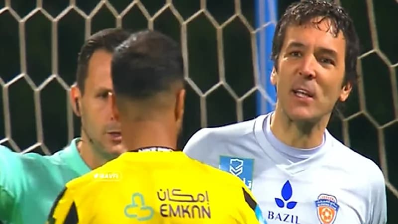 بالفيديو .. مشادة بين الصيعري وحارس الفيحاء