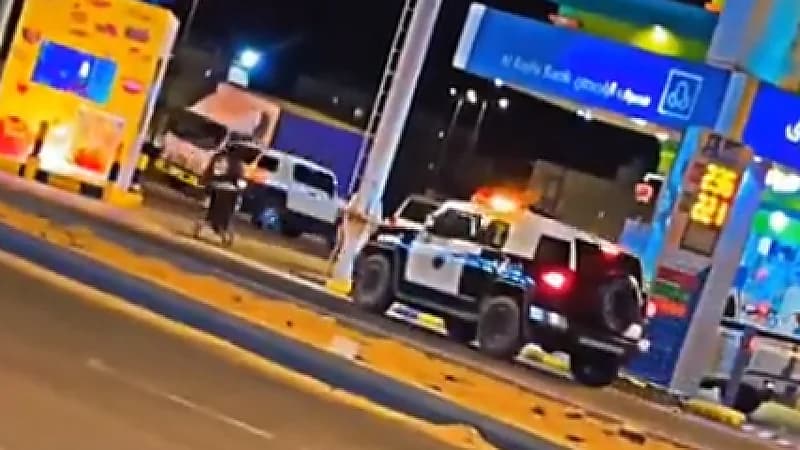 شاهد.. دورية أمنية ترافق شخص يسير بكرسي متحرك على طريق عام