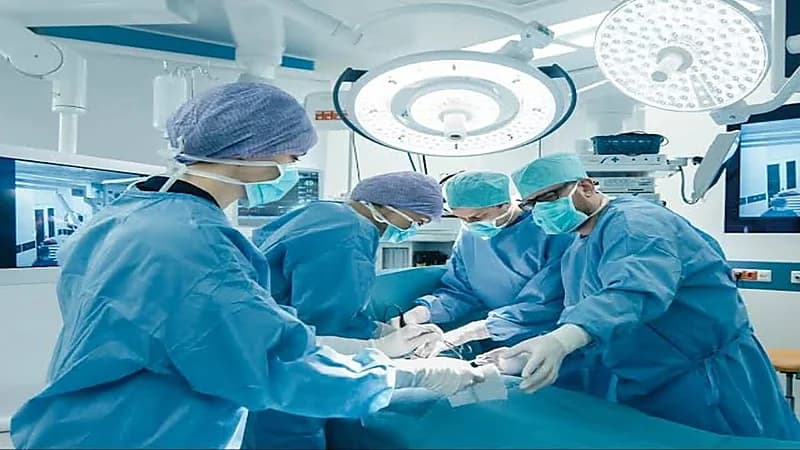 فرق طبية تنقذ حياة معتمرة توقف قلبها فجأة