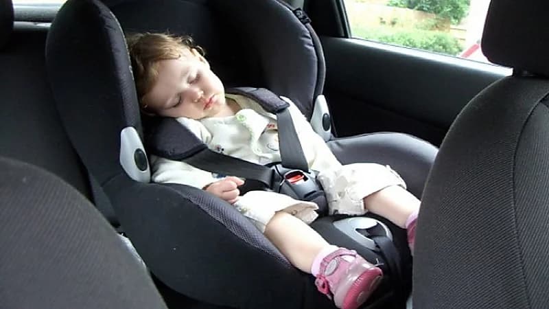 أم تنسى ابنتها الرضيعة في سيارة لـ 9 ساعات