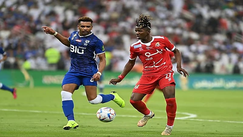 إسلام هوساوي بين الهلال والأهلي والشباب