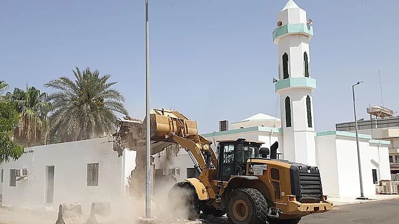 بلدية عزيزية جدة تزيل مباني مخالفة شُيِّدت داخل حديقة عامة