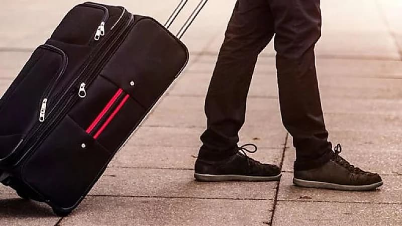 خبيرة: ابتعدوا عن ارتداء الأحذية الرياضية في المطارات