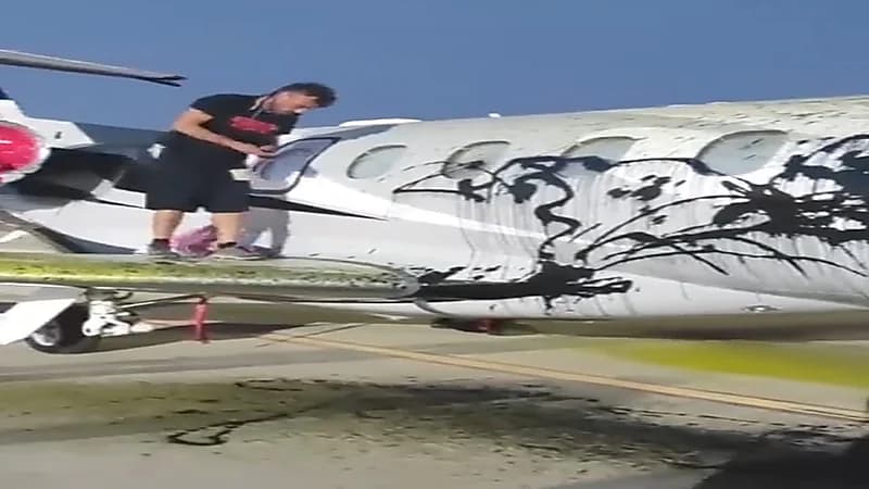 3 أشخاص يقتحمون مطار إبيزا ويتسببون في تعطيل الحركة الجوية .. فيديو