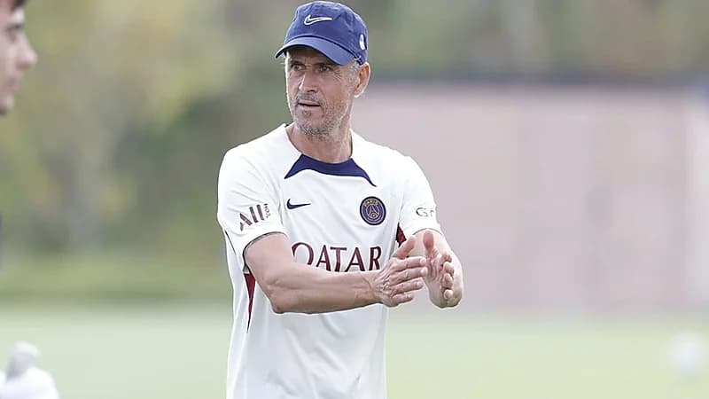 سبب استخدام لويس إنريكي للميكروفون في تدريبات باريس سان جيرمان.. فيديو