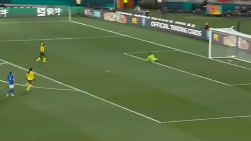 أحد لاعبات منتخب جنوب إفريقيا للسيدات تسجل هدفًا ذاتيًا مضحكًا في شباك نظيرتها .. فيديو