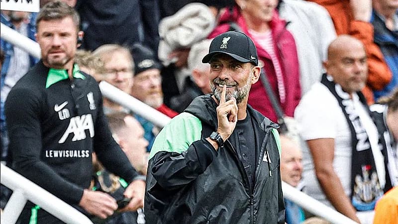 الكشف عن حقيقة صورة إشارة يورغن كلوب بالصمت لمساعد مدرب نيوكاسل يونايتد