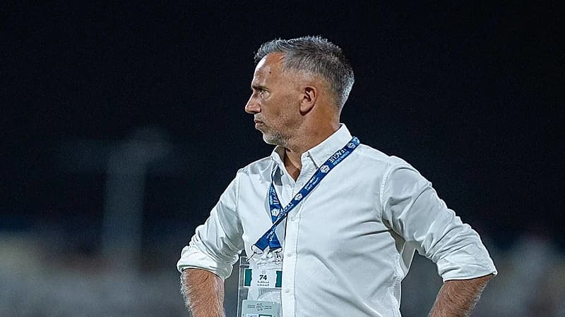 الأخدود يقيل مدربه