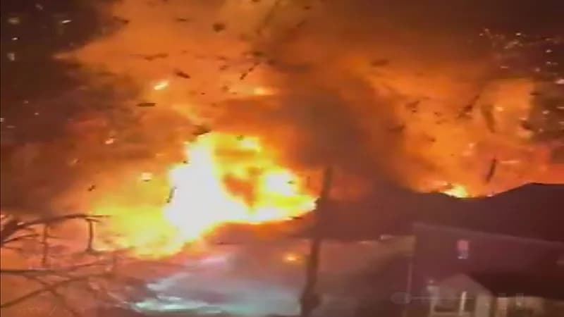 رجل يفجر منزله وهو بداخله فور وصول الشرطة.. فيديو