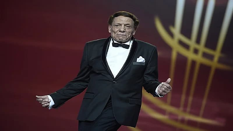 لحظة تكريم عادل إمام في جوي أورد بالرياض..فيديو