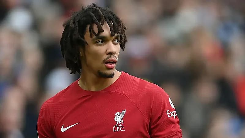 مشجعة تطارد نجم ليفربول وتثير رعب عائلته