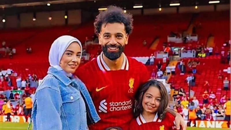 سعر إطلالة زوجة محمد صلاح في الدوري الإنجليزي.. صورة