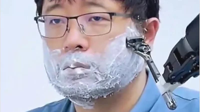 الصين تنجز روبوت جديد يحلق اللحية والشعر ..فيديو