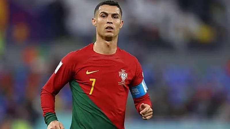 مشجع يفاجئ رونالدو بقميص ريال مدريد .. فيديو