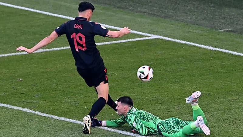 بسبب هتافات مسيئة .. اليويفا يوقف لاعب ألبانبا