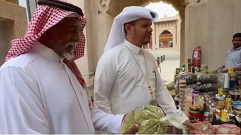 أول مرشد سياحي سعودي  متخصص بلغة الإشارة في الأحساء..فيديو