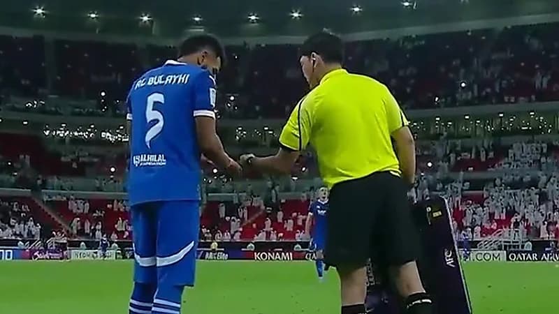 الحكم الرابع يمنع دخول البليهي بسبب إسواره .. فيديو